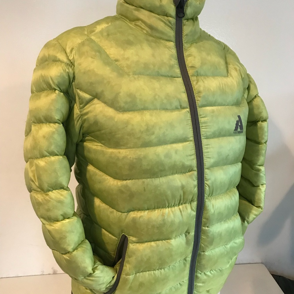 Eddie Bauer boys hooded puffer Jacket. Size boys for 10-12 years old